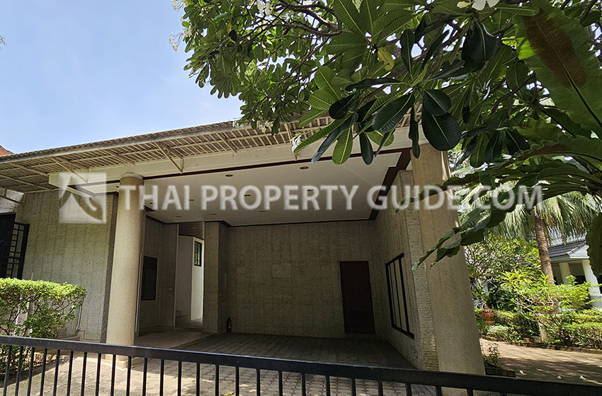 House with Private Pool in Nichada Thani 